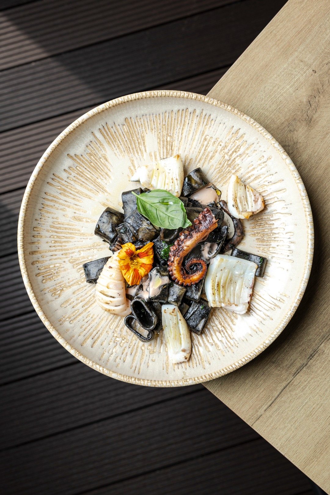 Pasta negra con pescado y marisco